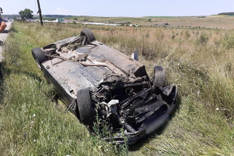 Cluj: O mașină s-a răsturnat pe drumul dintre Iclod și Livada. Un bărbat de 50 de ani a fost transportat la spital