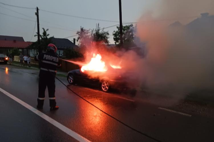 Incendiu Cluj- O mașină a luat foc. Cauza probabilă: o defecțiune electrică FOTO