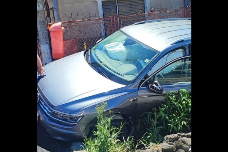 Cluj: Accident la Gilău! Un șofer a ajuns cu mașina pe trotuar - FOTO