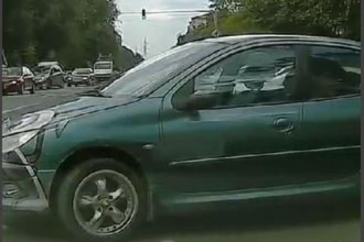 Dacă nu era VIDEO, nu credeam! O mașină fără șofer a traversat patru benzi cu spatele și s-a parcat singură!
