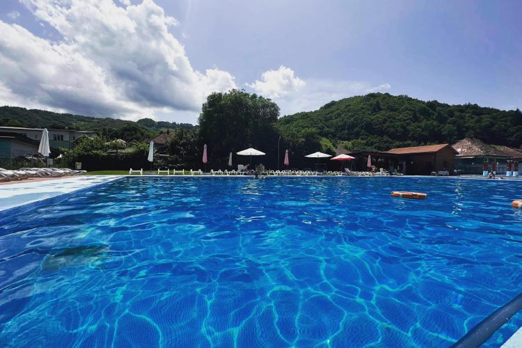 Oază de relaxare în Apuseni: Cel mai modern ștrand este la mare căutare în rândul turiștilor din Ardeal/Are piscine de vis în inima pădurii - VIDEO