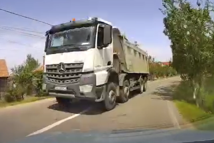 O mașină de mare tonaj era să producă o tragedie pe un drum din Cluj: ,,Nemernicule! Și eu am familie care mă așteaptă acasă” - VIDEO
