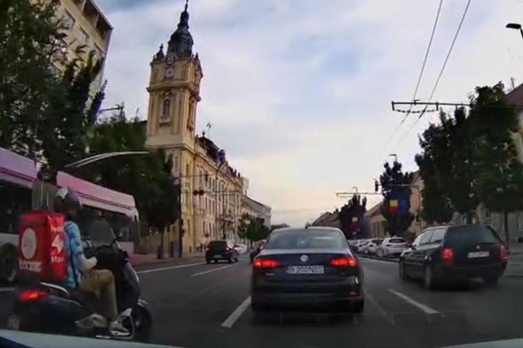 SLALOM PRINTRE MAȘINI! Conducea scuterul ca și cum nu ar exista reguli de circulație în centrul Clujului! Cum reducem acest fenomen? VIDEO 