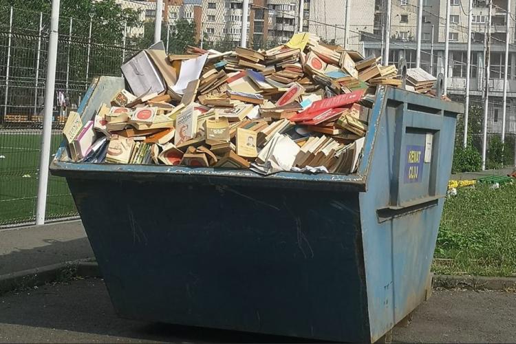O școală din Cluj-Napoca aruncă un întreg container de cărți. Mai bine le donau unei biblioteci școlare de la sat FOTO