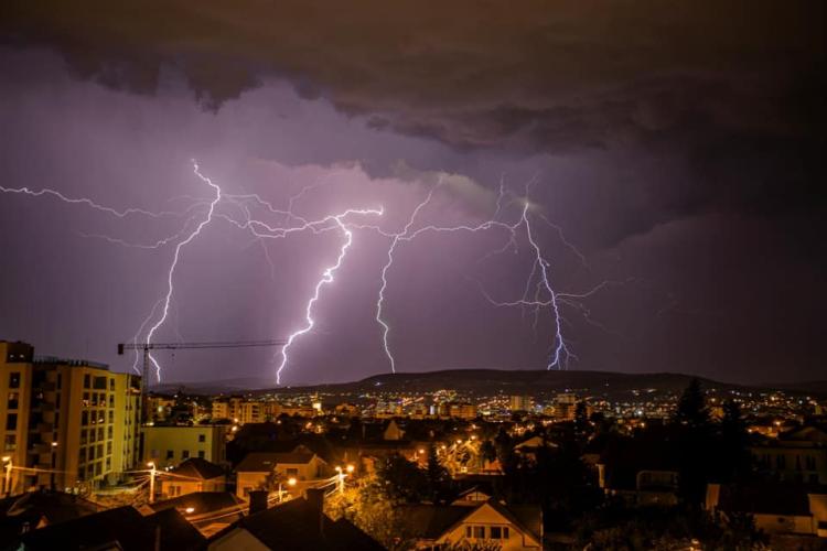 FOTO. Fulgere SPECTACULOASE deasupra Clujului! După o săptămână de caniculă, clujenii s-au bucurat noaptea trecută de ploaie