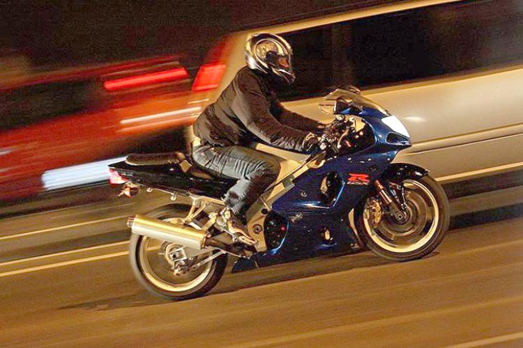 Motocicliștii care își turează motoarele în toiul nopții, pe străzile din Cluj-Napoca, reclamați de clujeni: „Sunt peste 10 motociclete pe oră”