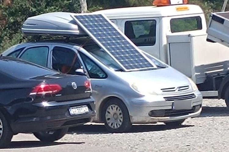 La Cluj a apărut un nou tip de mașină electrică: „Noul” model Tesla are panourile fotovoltaice la vedere și își ia energia de la Soare