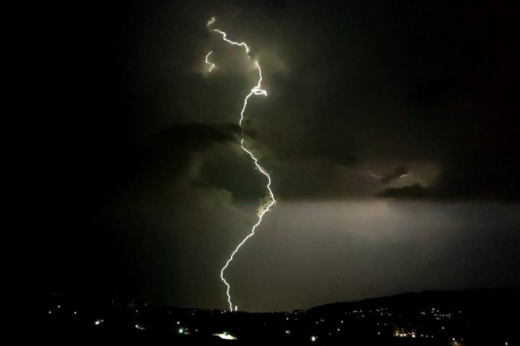  Fotografie ,,de colecție” cu furtuna de aseară din Cluj! Ploaia torențială a durat doar câteva minute dar fulgerele au fost spectaculoase! - FOTO 