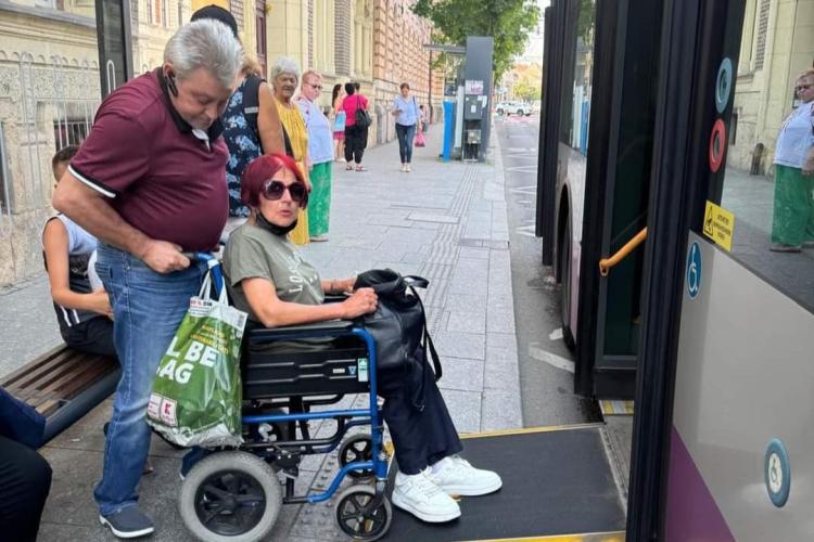 Tot respectul! Un șofer CTP a făcut un gest frumos pentru o femeie în scaun cu rotile: „E un gest care devine tot mai firesc în orașul nostru” -FOTO