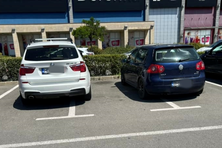 ,,Nu au mai văzut parcări până s-au mutat în Cluj” - Doi șoferi ,,au împărțit” 3 locuri de parcare la un mall din Cluj. Unul din ei e ,,recidivist” - FOTO 