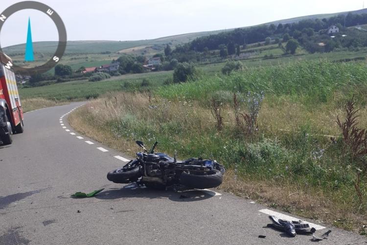 Motociclist rănit în urma unui accident cu o mașină într-o comună din Cluj. Tânărul de 20 de ani a fost transportat la spital - FOTO