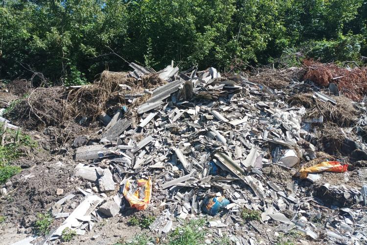 Încă domnește haosul în Parcul Est din Cluj. Compania care a primit în concesiune terenul nu a strâns toate deșeurile din construcții - FOTO