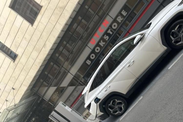 Un șofer s-a prefăcut că își încarcă mașina electrică pentru a avea un loc de parcare în centrul Clujului:,,Stația figurează că este liberă”