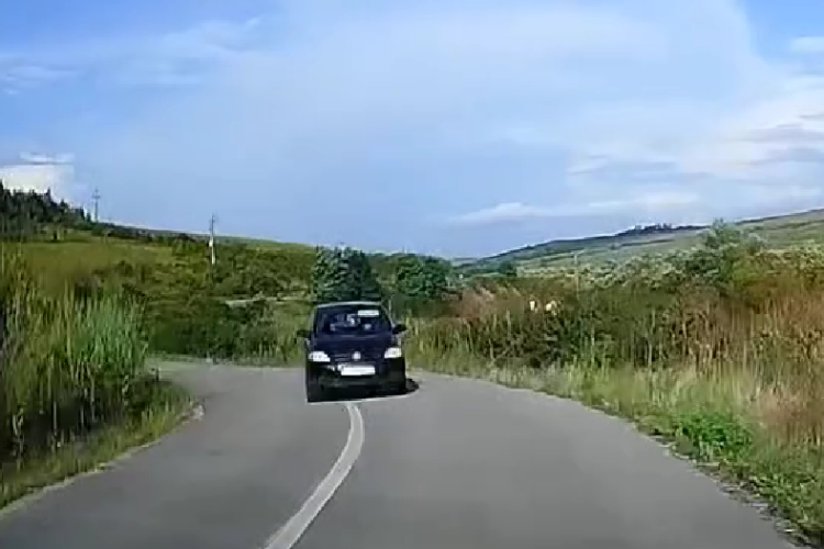  Cluj: Inconștiență la volan! Un șofer care a tăiat o curbă era să producă un accident rutier grav: ,,Să ajungi sau nu pe mâna poliției?” - VIDEO