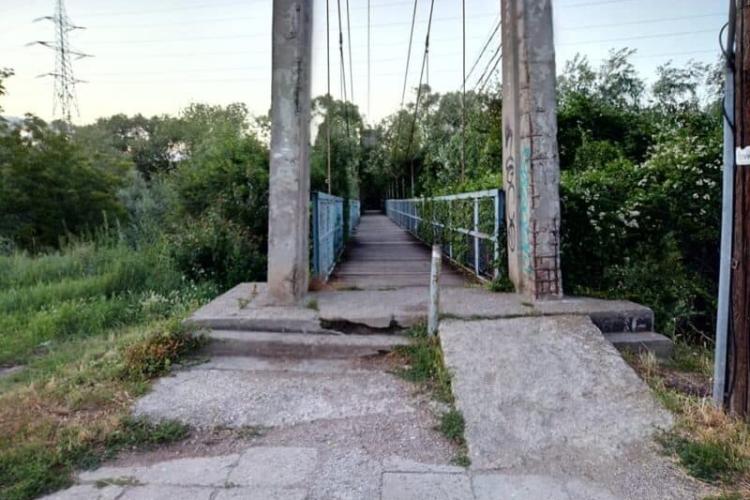 Podul de peste Someș din cartierul Iris, un real pericol pentru pietoni: „Chiar trebuie să se întâmple o nenorocire?” 