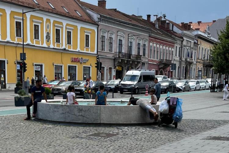 Cod roșu de caniculă la Cluj! Fântâna arteziană din centrul orașului, folosită drept baie comunală - FOTO