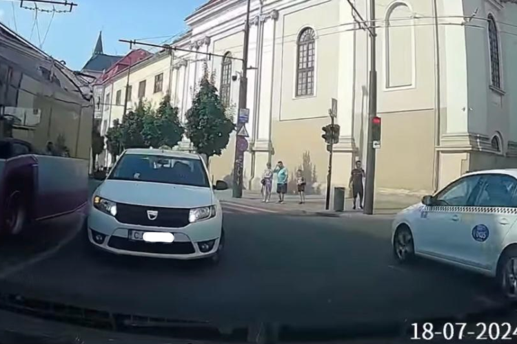Depășire cu bucluc în centrul Clujului! Un taximetrist a dat nas în nas cu un șofer după o manevră neinspirată:  ,,Sigur era Bolt sub acoperire” - VIDEO