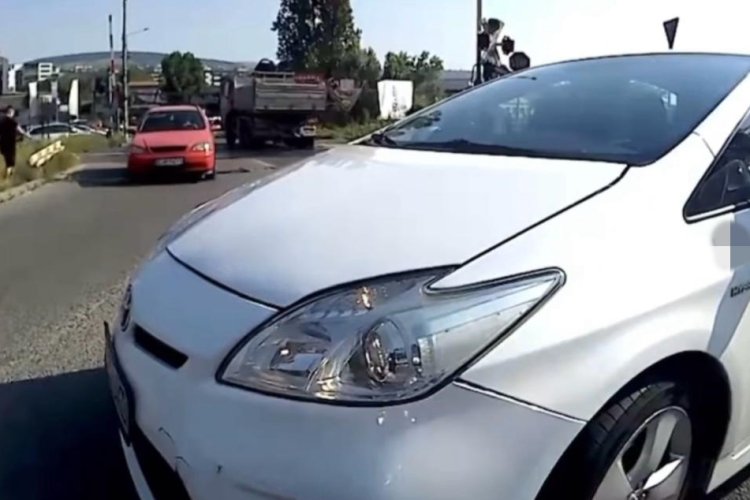 Cluj: Accident evitat în ultima clipă! Motociclist, la un pas să se ciocnească cu un taxi care i-a tăiat calea: Intră pe tupeu cu scuzele pregătite - VIDEO