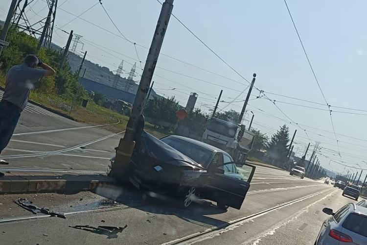 Cluj: Accident rutier pe Bulevardul Muncii. O mașină a intrat într-un stâlp