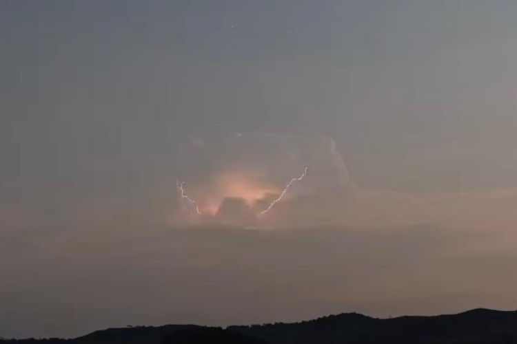 Imagini senzaționale pe cer, la Cluj! Un nor de furtună spectaculos a fost filmat în toată splendoarea lui - VIDEO 
