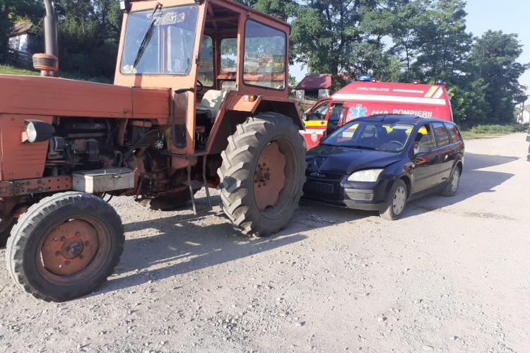 Accident în Suatu, Cluj. O femeie a intrat cu mașina într-un tractor parcat pe drum- FOTO