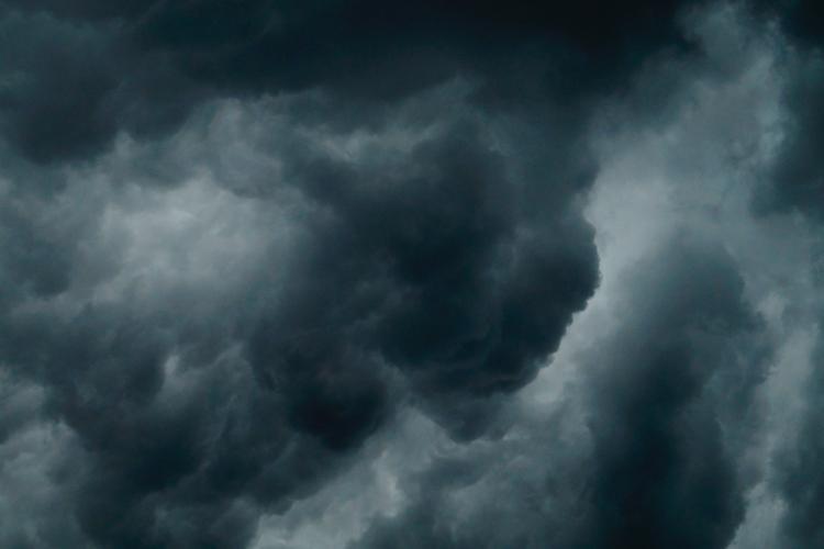 COD GALBEN de instabilitate atmosferică şi ploi abundente în zona de munte a Clujului! Meteorologii ANM anunță averse și descărcări electrice