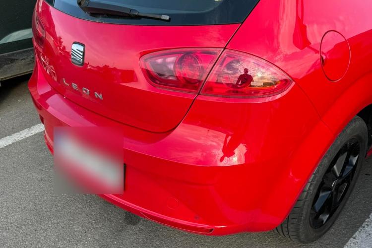 ,,Trebuie să mă apuc de pozat de acum?” Cum a reușit un șofer din Cluj să rezolve problema după ce și-a găsit mașina zgâriată în parcarea unui mall