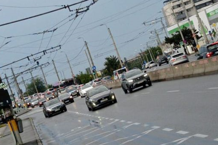 Accident pe podul IRA din Cluj-Napoca: Un livrator pe bicicletă a fost lovit de o mașină! Tot mai mulți curieri sunt implicați în accidente rutiere
