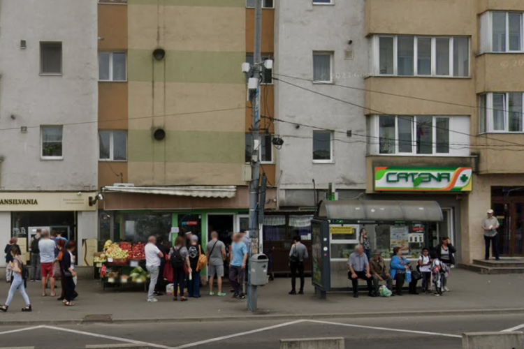 Dezastru în Piața Flora din Mănăștur! Zona e împânzită de oameni care consumă alcool și urinează în public 
