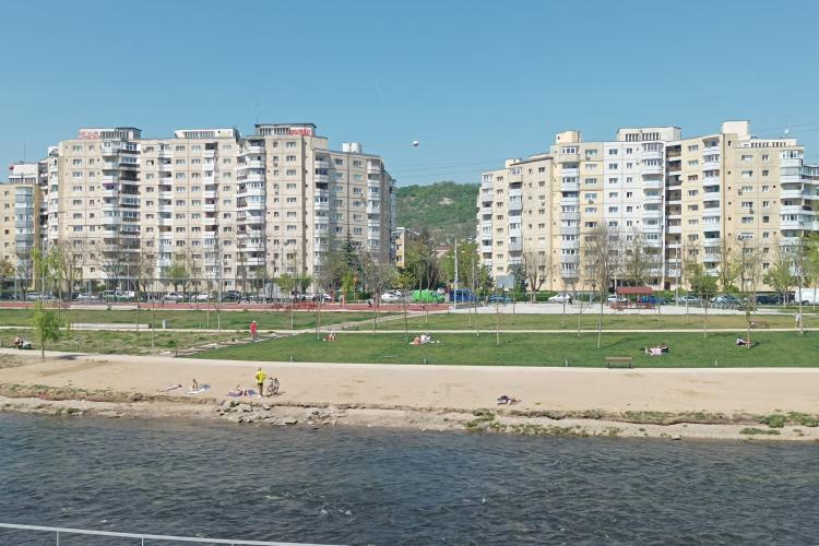 Unii clujeni spun că plaja Someșului din Grigorescu a fost ruinată după renovări: „În Parcul Central nu se poate bronza fără tricou/Era locul meu preferat”