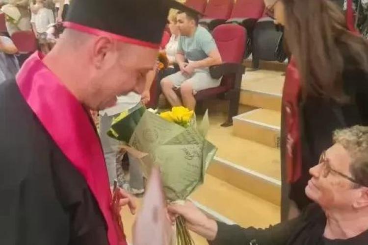 Un fost student de la UBB Cluj și-a invitat mama la ceremonia absolvirii facultății, fără ca ea să știe că el a urmat cursurile timp de 3 ani-VIDEO