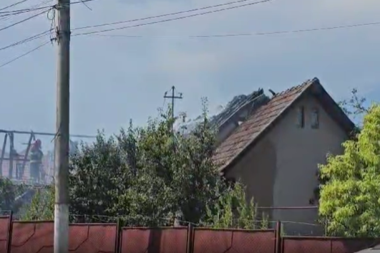 Cum s-a produs incendiul care a cuprins două case din Turda. Totul a pornit dintr-o simplă neatenție - VIDEO 