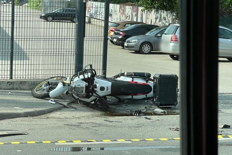 Accident grav între o motocicletă și două mașini pe Calea Baciului în Cluj-Napoca. Trei persoane rănite vor fi transportate la spital - FOTO