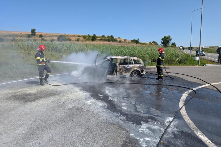Un autoturism a luat foc într-o comună din Cluj. Flăcările au izbucnit la compartimentul motorului - Intervin pompierii
