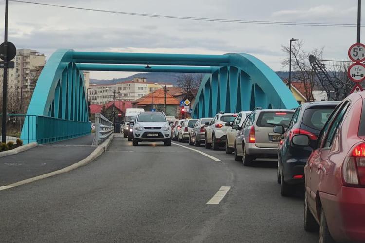 Trepidații pe Podul Porțelanului din Cluj-Napoca. Șofer: „A mai pățit cineva? Mă îndoiesc că e normal”