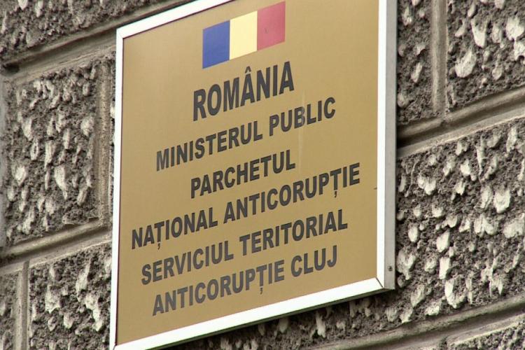 Femeie săltată de DNA Cluj, după ce și-a făcut o mică avere prin promisiuni de angajare în instituții publice