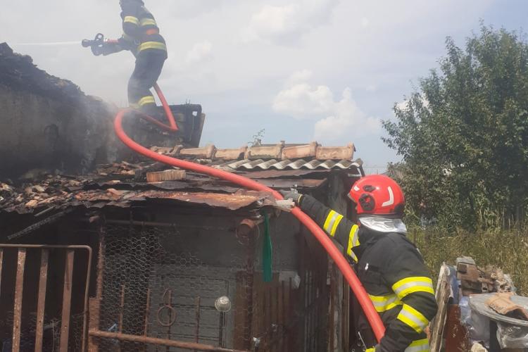 Cluj: Două persoane au suferit un atac de panică după ce un incendiu a izbucnit într-o bucătărie de vară. Pompierii intervin cu trei autospeciale