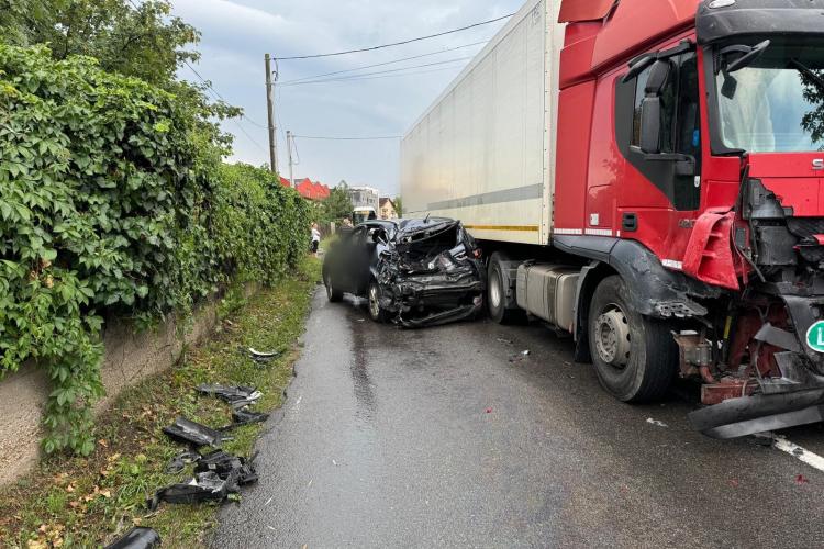 Accident pe strada Fagului din Cluj-Napoca între un TIR și o mașină! O pasageră a rămas blocată/ A intervenit Descarcerarea - VIDEO