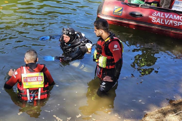 Tânărul de 18 ani dispărut în lacul Tarnița din Cluj a fost găsit și scos la mal! Medicii îi aplică manevre de resuscitare./ Tânărul a murit - FOTO 