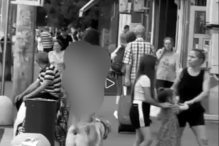 VIDEO Scene incredibile: O femeie și-a plimbat câinele astăzi pe străzi, complet dezbrăcată. Imagini nerecomandate minorilor