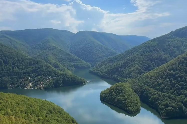 Paradisul deasupra norilor din Cluj! Ați vizitat vreodată locul de unde lacul Tarnița se vede cel mai frumos? - VIDEO 