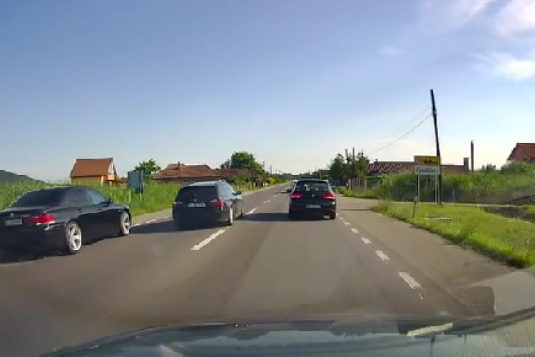 Șoferii teribiliști sunt la cu totul alt nivel în Cluj. O mașină a întrecut ,,glonț” un alt autoturism care se afla în depășire - VIDEO