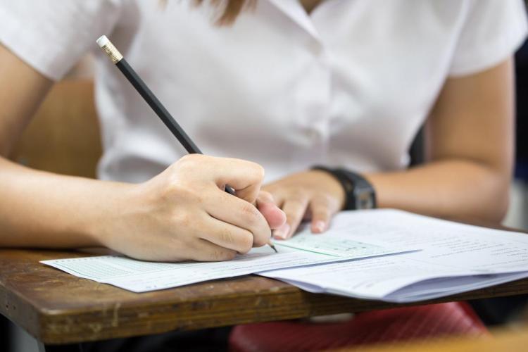 O elevă riscă să nu mai fie admisă la Drept în Cluj, după ce a contestat nota la BAC, la sfatul profesorului. Luase 9.8 la Logică
