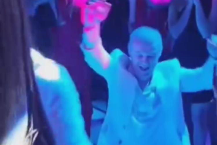 Gigi Becali a făcut show incendiar la nunta lui Ianis Hagi! A dansat în genunchi pe ritmuri grecești - VIDEO