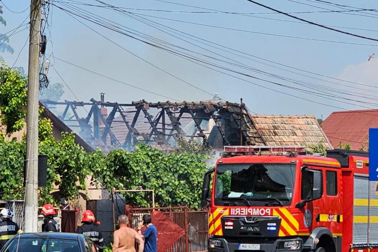 Incendiu la două case din Cluj. Flăcările au mistuit acoperișul unui imobil. Pompierii intervin cu patru autospeciale - FOTO/VIDEO