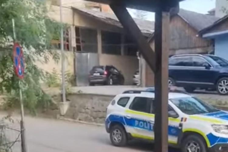 Cluj: Polițist din Huedin, amendat după ce a parcat neregulamentar pe o stradă ca să meargă la un local din zonă - VIDEO