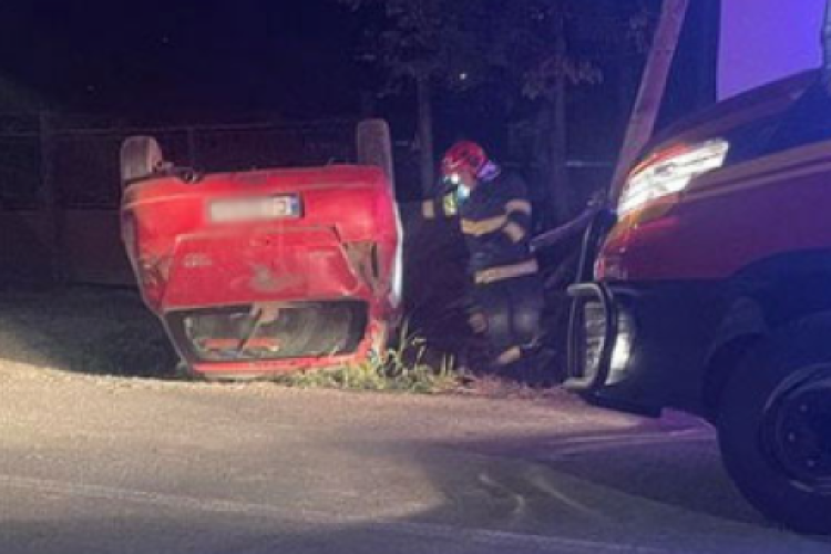 Cluj: Cum s-a produs accidentul din comuna Panticeu. Un șofer beat și fără permis s-a răsturnat cu mașina în șanț/O femeie și 3 copii au fost răniți 