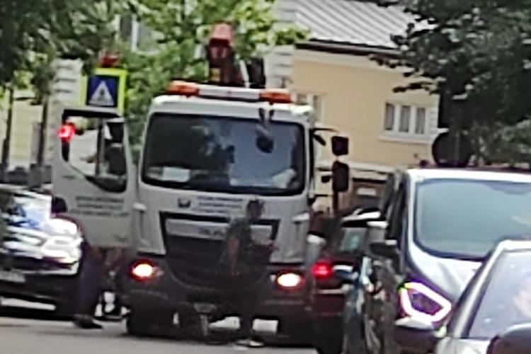  Avea parcarea la doi pași însă tot și-a lăsat BMW-ul pe trotuar și jumătate de drum. Mașina i-a fost ridicată