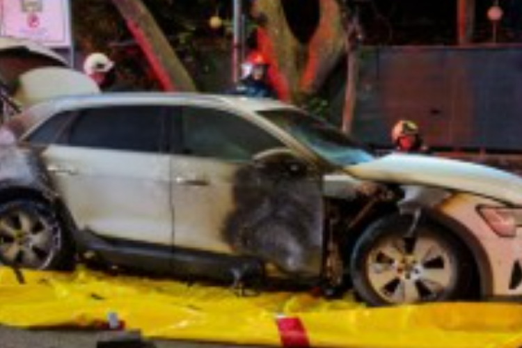 Un ardelean a rămas fără mașină după ce Audi-ul electric a luat foc și a explodat pe un bulevard. Priza ar fi fost defectă - VIDEO