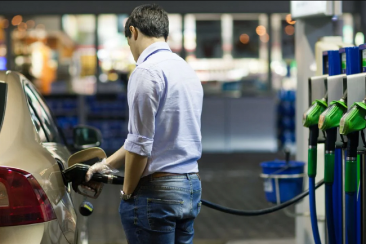 Vești bune pentru șoferi: Benzina și motorina s-au ieftinit! Care este prețul carburanților în ultima zi din iulie 